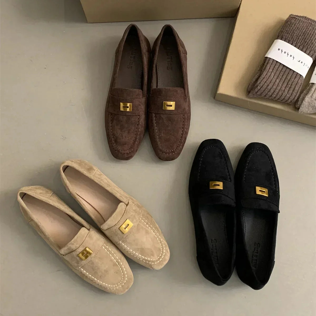 Loafers i semsket skinn med metallspenne