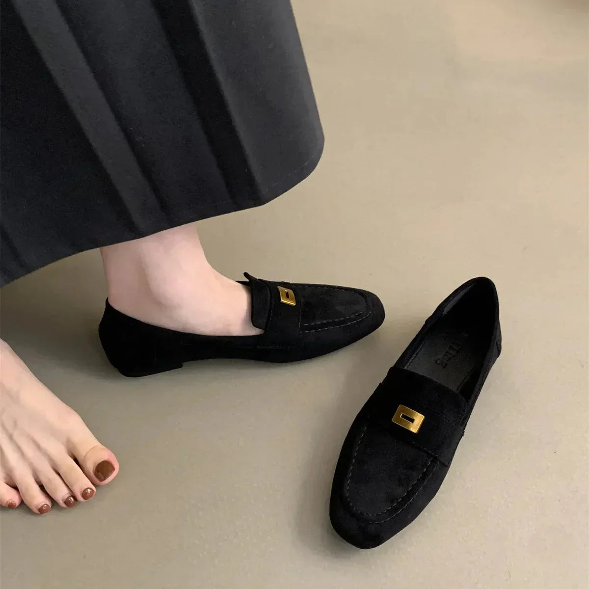 "Elegante Wildleder-Loafers für Damen mit Metall-Schnalle, flache Sohle für ganztägigen Komfort, britisches Design."