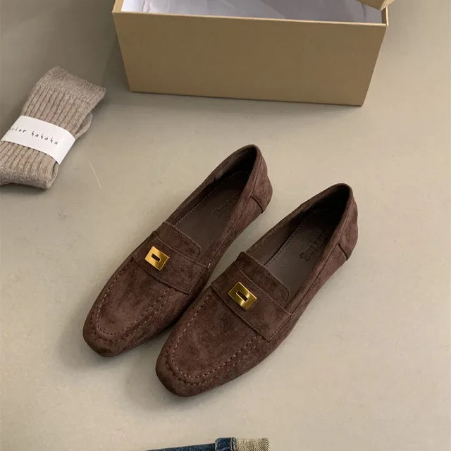 "Elegante Wildleder-Loafers für Damen mit Metall-Schnalle, flache Sohle für ganztägigen Komfort, britisches Design."
