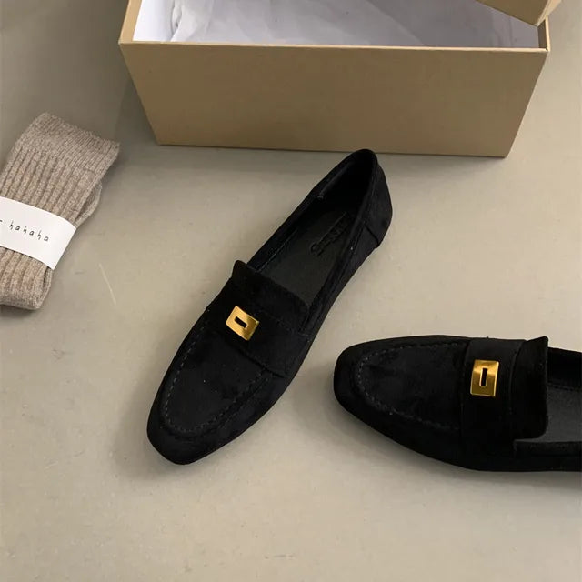 "Elegante Wildleder-Loafers für Damen mit Metall-Schnalle, flache Sohle für ganztägigen Komfort, britisches Design."