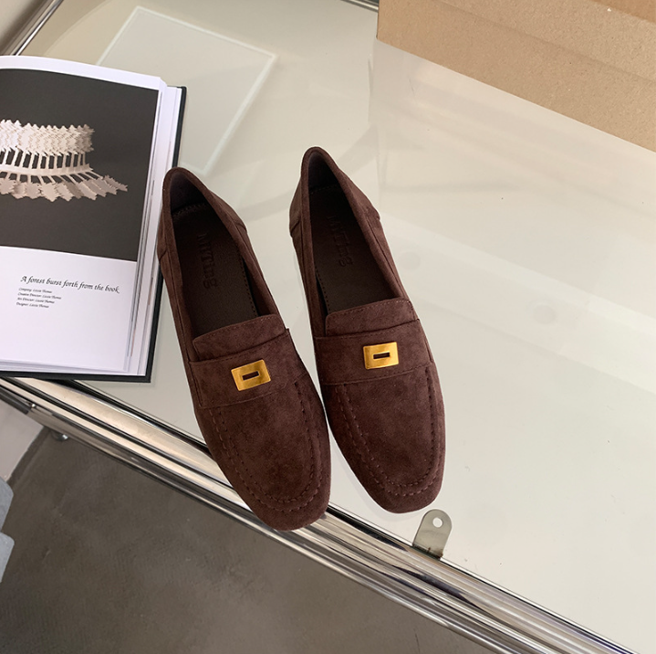 "Elegante Wildleder-Loafers für Damen mit Metall-Schnalle, flache Sohle für ganztägigen Komfort, britisches Design."