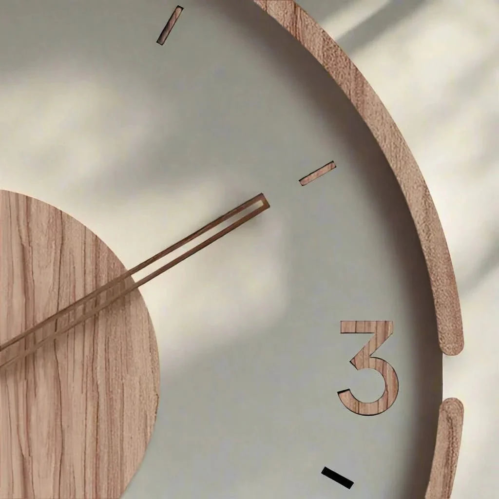 "Elegante, geräuschlose Echtholz-Wanduhr, minimalistisch, natürlicher Holzton, 35 cm Durchmesser, stilvoll und langlebig."