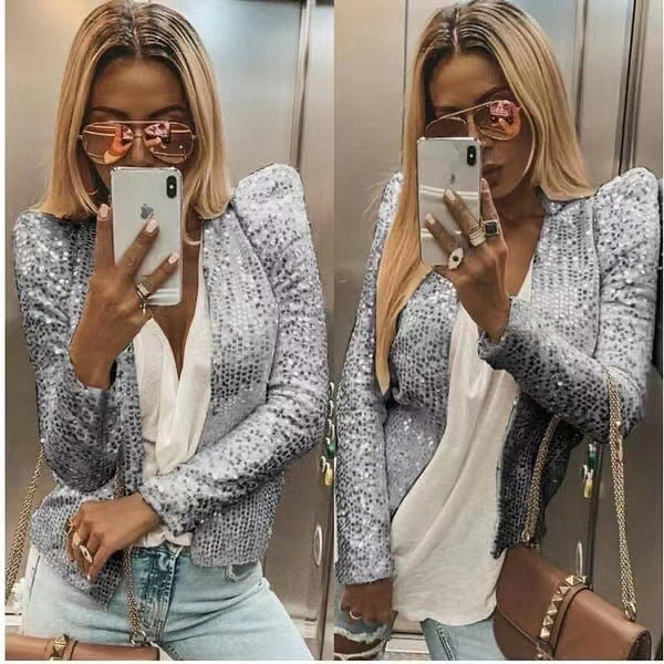 "Elegante glitzernde Damenjacke mit taillierter Passform, ideal für festliche Anlässe, in Silber und Magenta erhältlich."