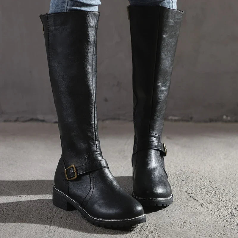 Elegante kniehohe Damenstiefel aus Leder, polierter Look, rutschfeste Sohle, ideal für Herbst- und Wintermode.