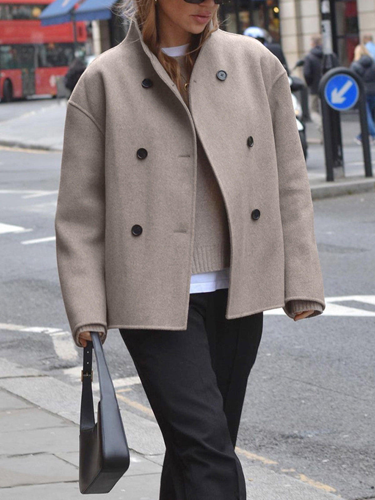"Elegante kurze Damen Wolljacke, beige mit Stehkragen, stilvolles Design, für kalte Jahreszeiten, Rückenansicht sichtbar"