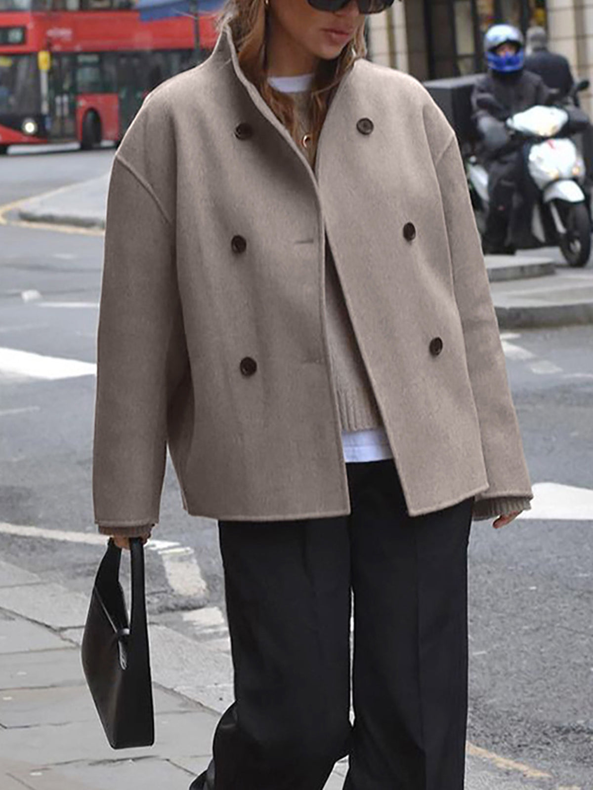 "Elegante kurze Damen Wolljacke, beige mit Stehkragen, stilvolles Design, für kalte Jahreszeiten, Rückenansicht sichtbar"