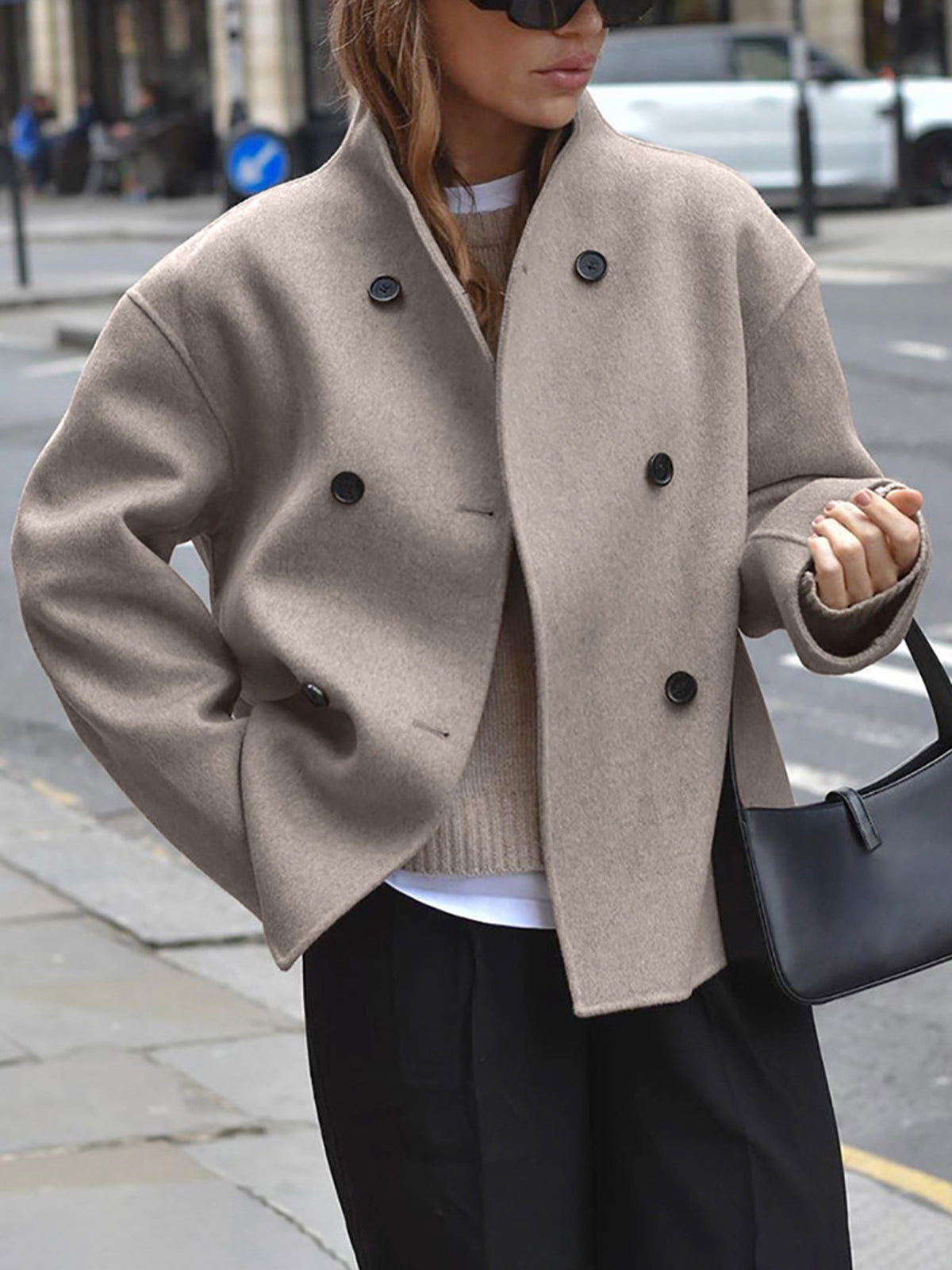"Elegante kurze Damen Wolljacke, beige mit Stehkragen, stilvolles Design, für kalte Jahreszeiten, Rückenansicht sichtbar"