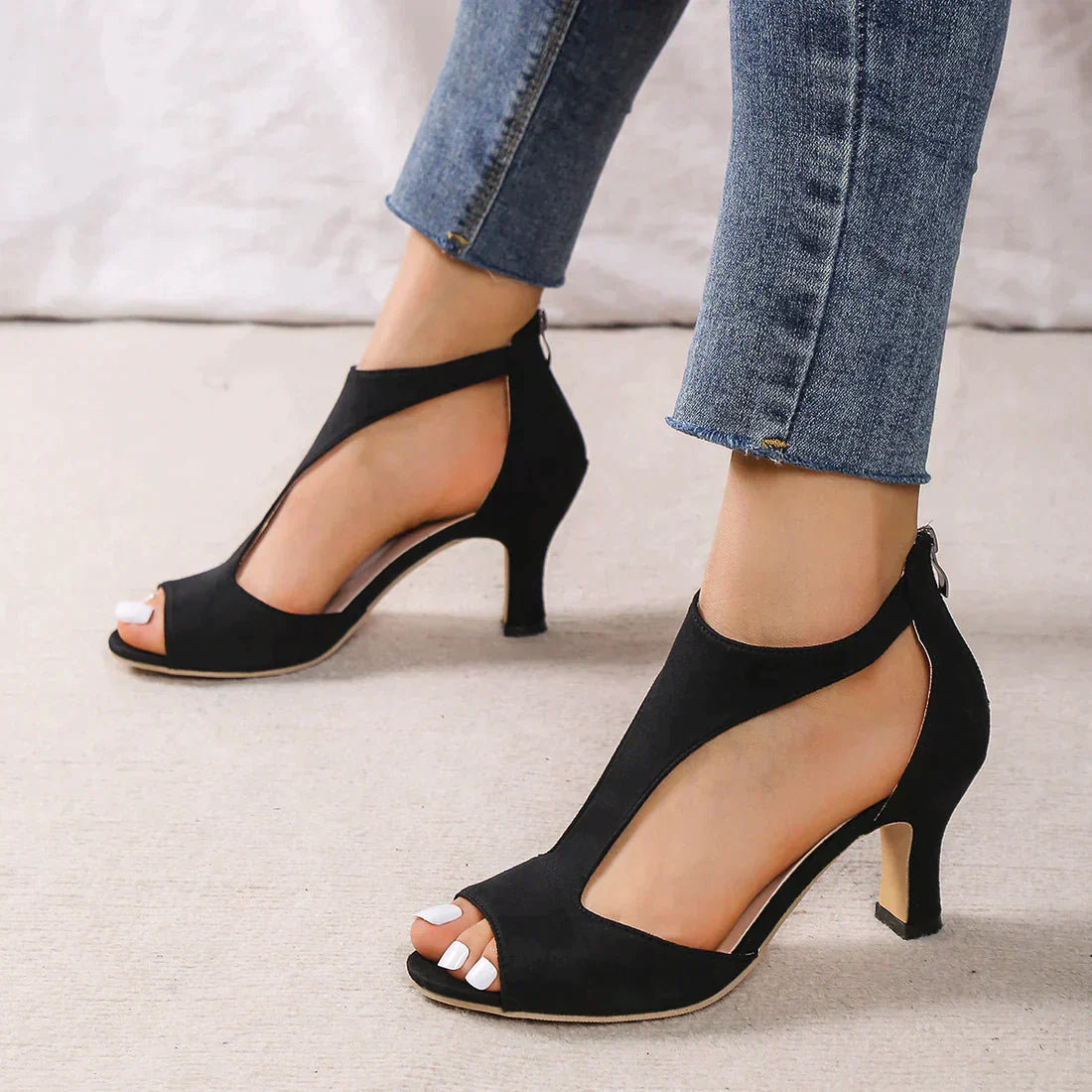 "Elegante orthopädische Absatzsandale mit Gel-Polsterung, 4 cm Absatz, flexibles Design für schmerzfreie Tage."