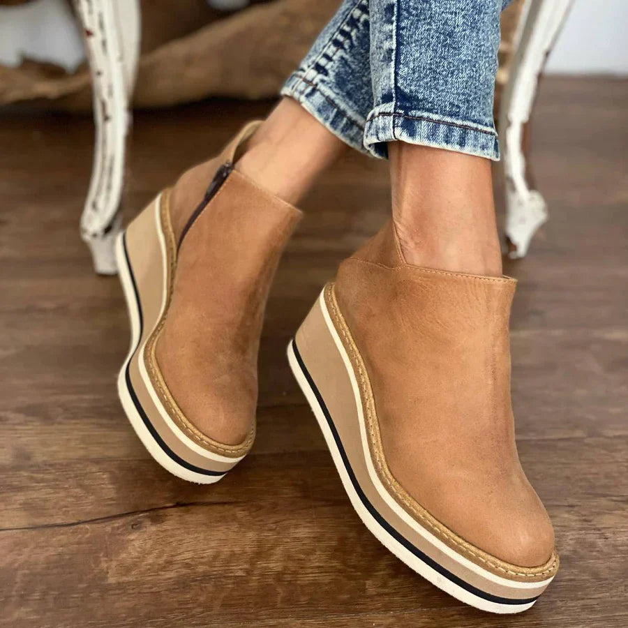 "Elegante orthopädische Damen-Stiefeletten, bequemer Schnitt, beige Farbe, für vielseitigen Einsatz bei jedem Anlass."