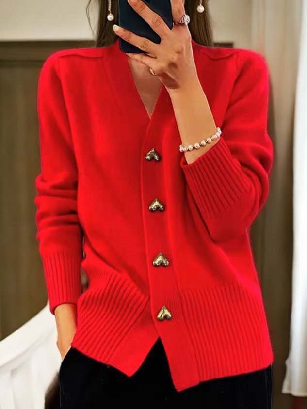 "Elegante taillierte Strickjacke mit herzförmigen Knöpfen, V-Ausschnitt und gerippten Abschlüssen, ideal für Damenmode."