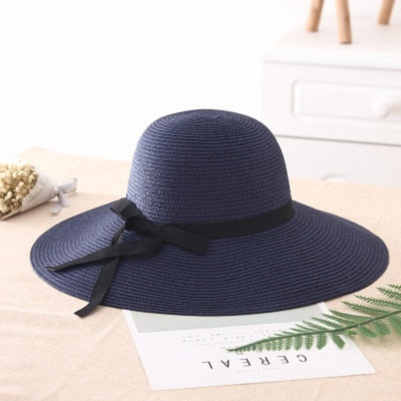 "Eleganter Damenhut mit breiter Krempe, vielseitig und schick für sommerliche Anlässe."
