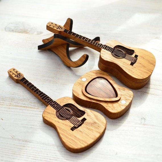 Animerte bilder som viser hvordan gitarplektreholderen kan brukes og vises frem