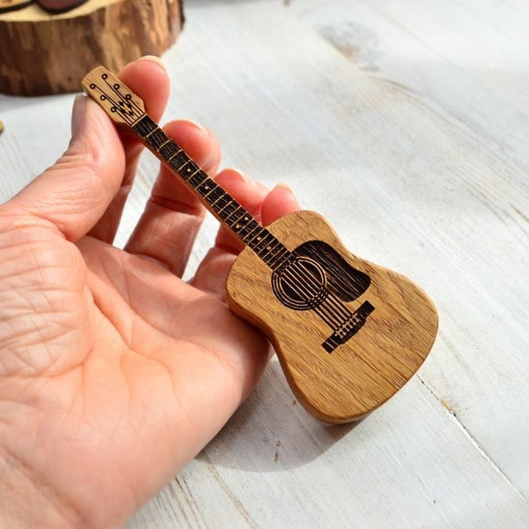 "Eleganter Gitarrenplektrenhalter aus Eichenholz, mit Gravur und inklusive Ständer, plus 3 Gratisplektren."