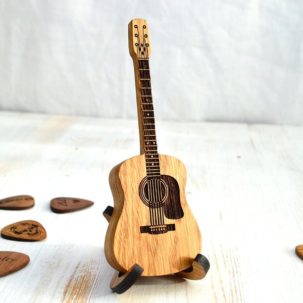 "Eleganter Gitarrenplektrenhalter aus Eichenholz, mit Gravur und inklusive Ständer, plus 3 Gratisplektren."