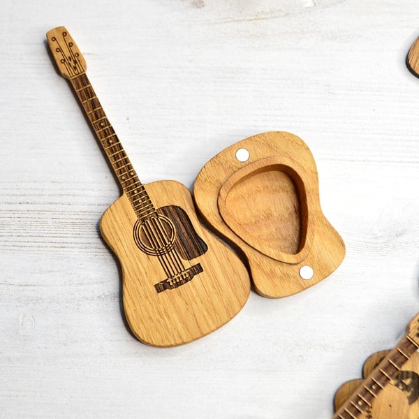"Eleganter Gitarrenplektrenhalter aus Eichenholz, mit Gravur und inklusive Ständer, plus 3 Gratisplektren."