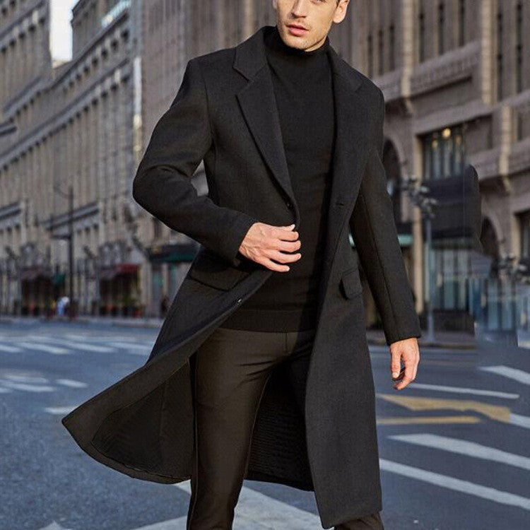 "Eleganter Herren Wollmantel, klassische Silhouette, komfortabel, Frontansicht, mit stilvollem Reverskragen und Taschen"