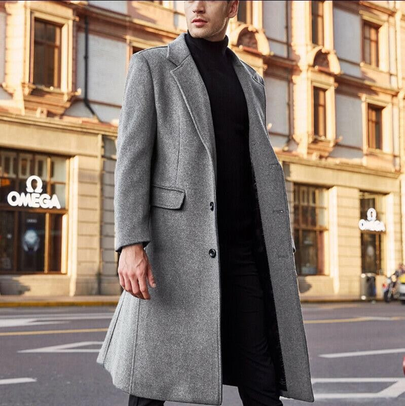 "Eleganter Herren Wollmantel, klassische Silhouette, komfortabel, Frontansicht, mit stilvollem Reverskragen und Taschen"