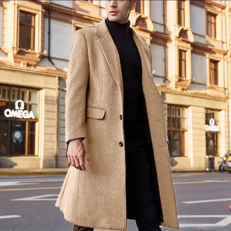 "Eleganter Herren Wollmantel, klassische Silhouette, komfortabel, Frontansicht, mit stilvollem Reverskragen und Taschen"