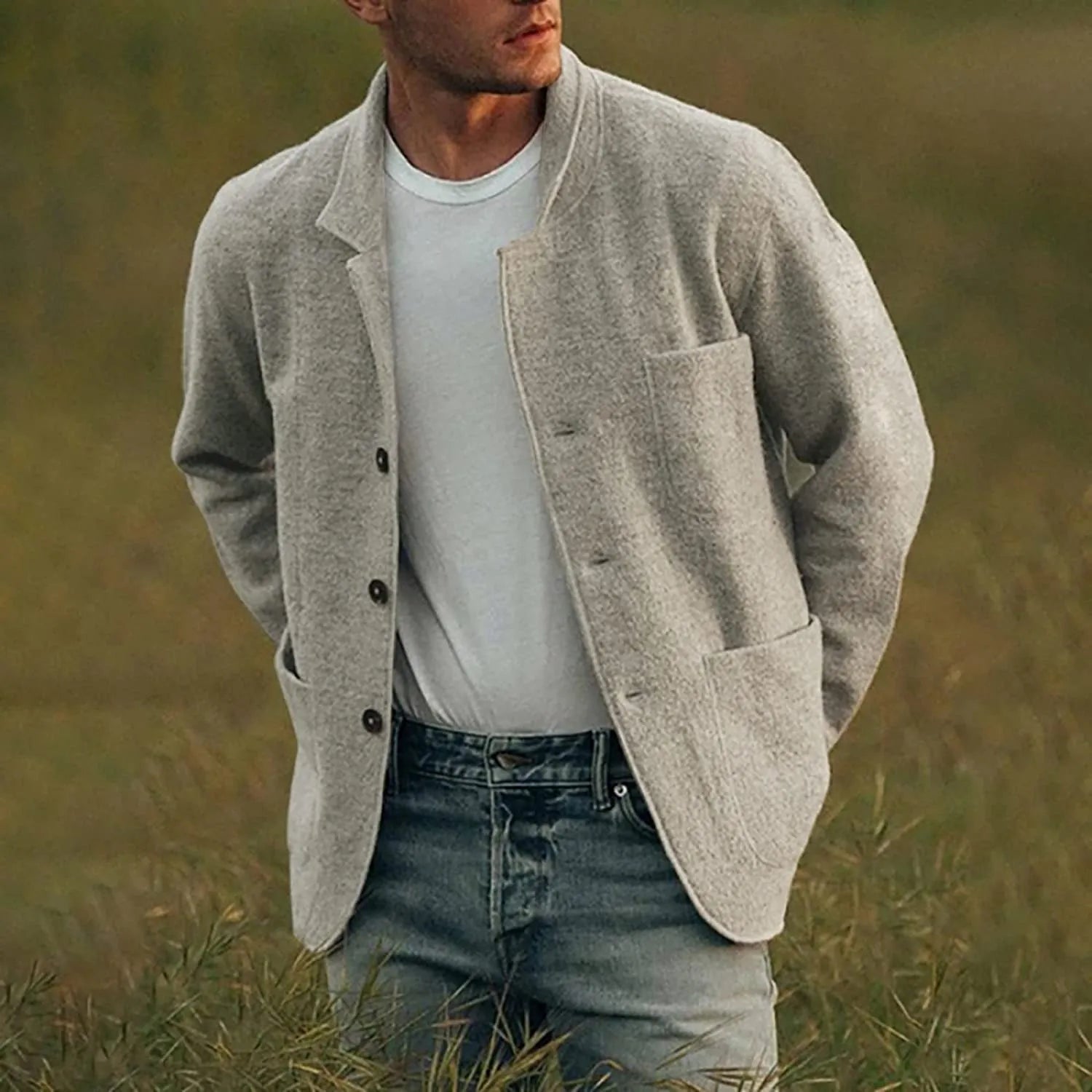 Eleganter Herrenblazer in Dunkelgrau, stilvoller Schnitt, vielseitig kombinierbar, ideal für formelle Anlässe und Alltag.
