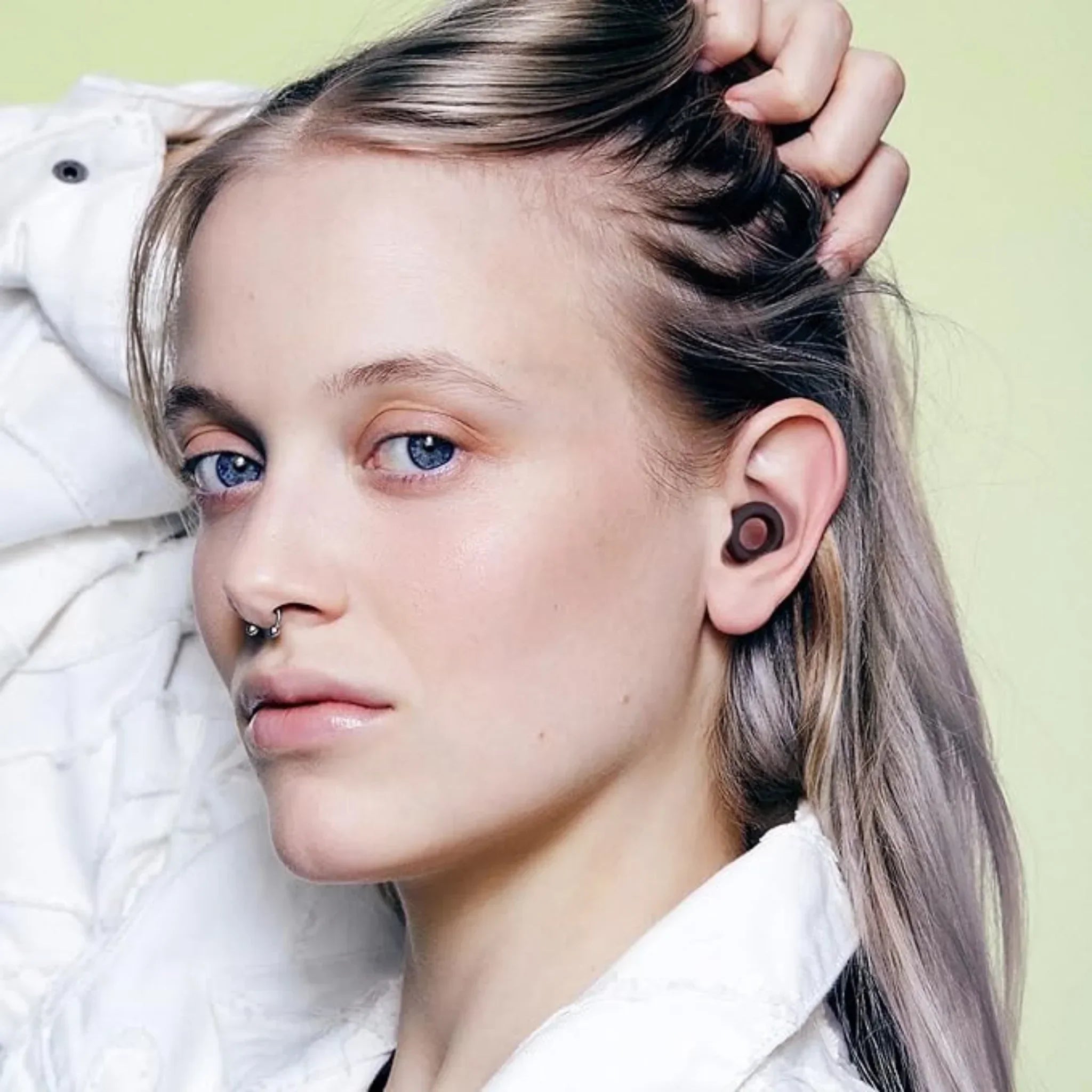 Eleganter SilentRing Pro mit diskreter Lärmreduzierung, modernes Design in verschiedenen Farben, ideal für täglichen Komfort.