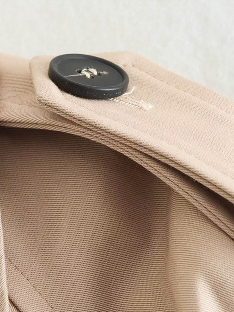 "Eleganter beiger Damen-Trenchcoat, Frontansicht, kurz geschnitten, mit klassischem Kragen und zweireihigem Design."