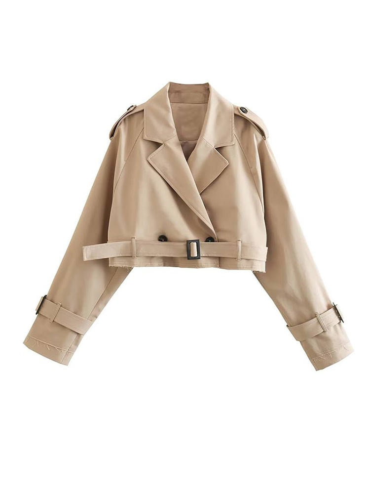 "Eleganter beiger Damen-Trenchcoat, Frontansicht, kurz geschnitten, mit klassischem Kragen und zweireihigem Design."