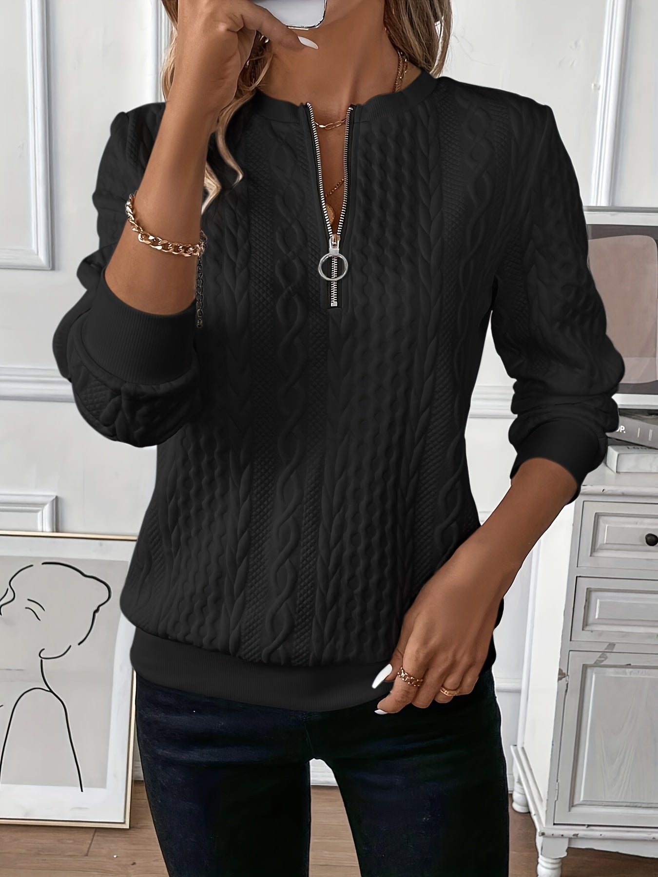 Eleganter navyfarbener Damenpullover mit modernem Reißverschluss, weichem Stoff und vielseitigem, zeitlosem Design.