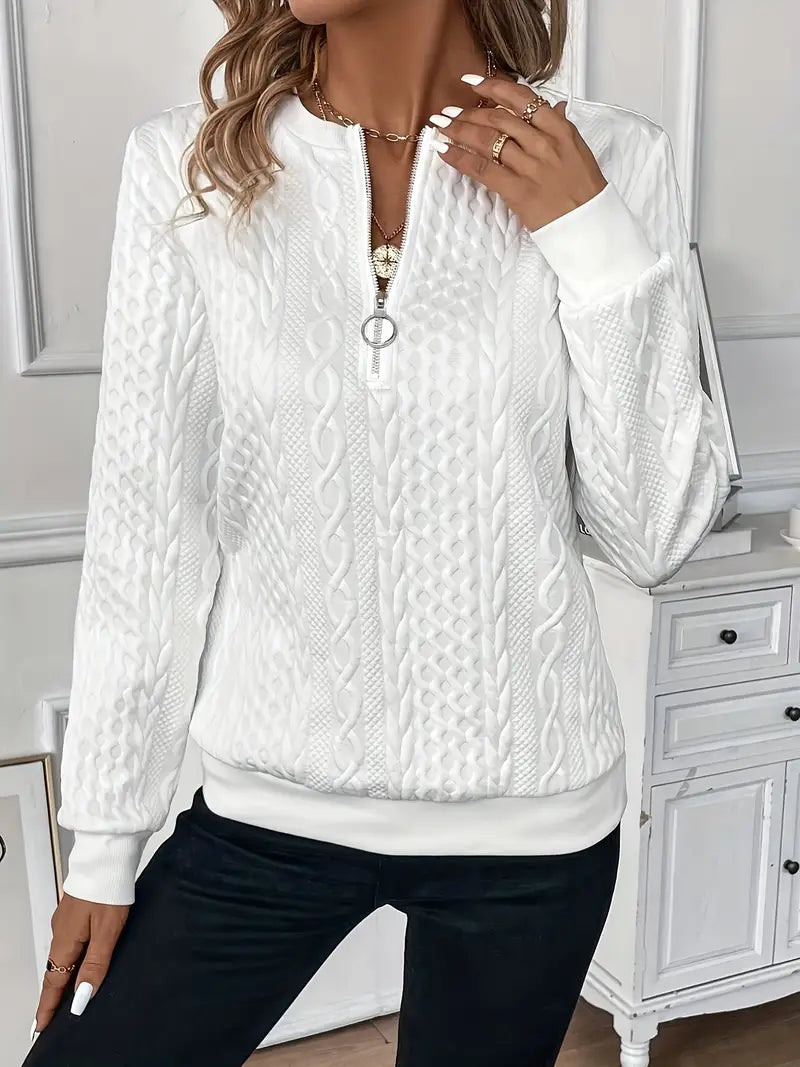 Eleganter navyfarbener Damenpullover mit modernem Reißverschluss, weichem Stoff und vielseitigem, zeitlosem Design.