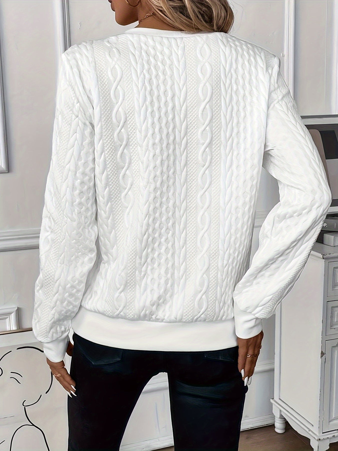 Eleganter navyfarbener Damenpullover mit modernem Reißverschluss, weichem Stoff und vielseitigem, zeitlosem Design.