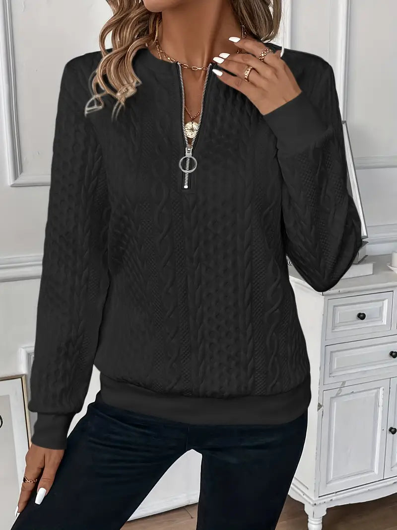 Eleganter navyfarbener Damenpullover mit modernem Reißverschluss, weichem Stoff und vielseitigem, zeitlosem Design.