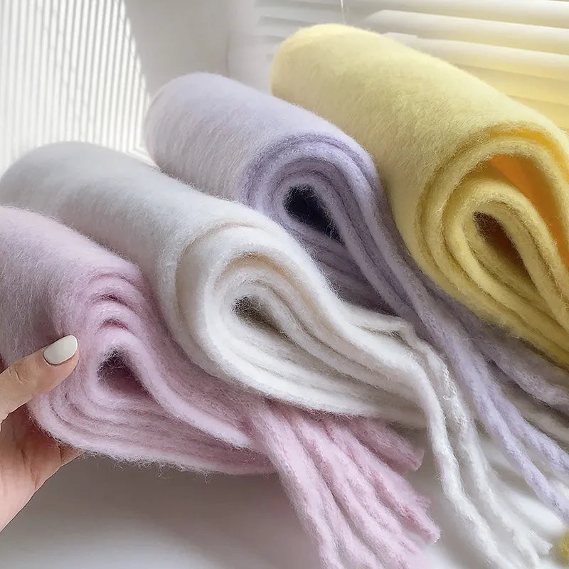 Eleganter, weicher Damenschal in Beige bis Senfgrün, ideal für den Winter, sorgt für luxuriösen Komfort und Stil.