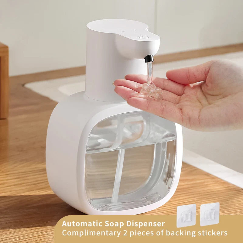 "Eleganter weißer Wand-Seifenspender 500 ml, berührungslos, mit Infrarotsensor und USB-Ladefunktion, ideal für moderne Räume.