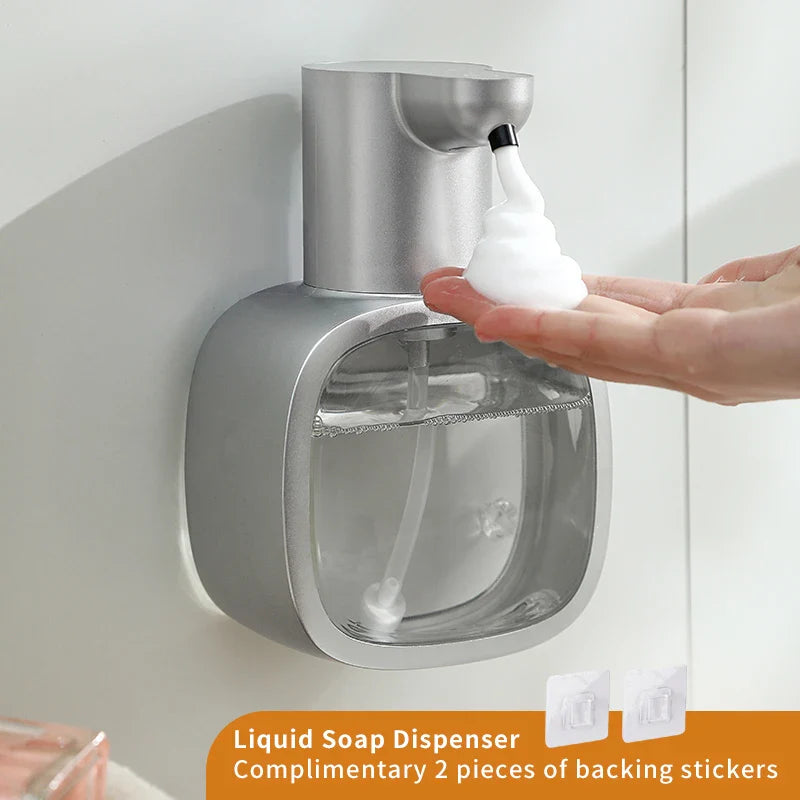 "Eleganter weißer Wand-Seifenspender 500 ml, berührungslos, mit Infrarotsensor und USB-Ladefunktion, ideal für moderne Räume.