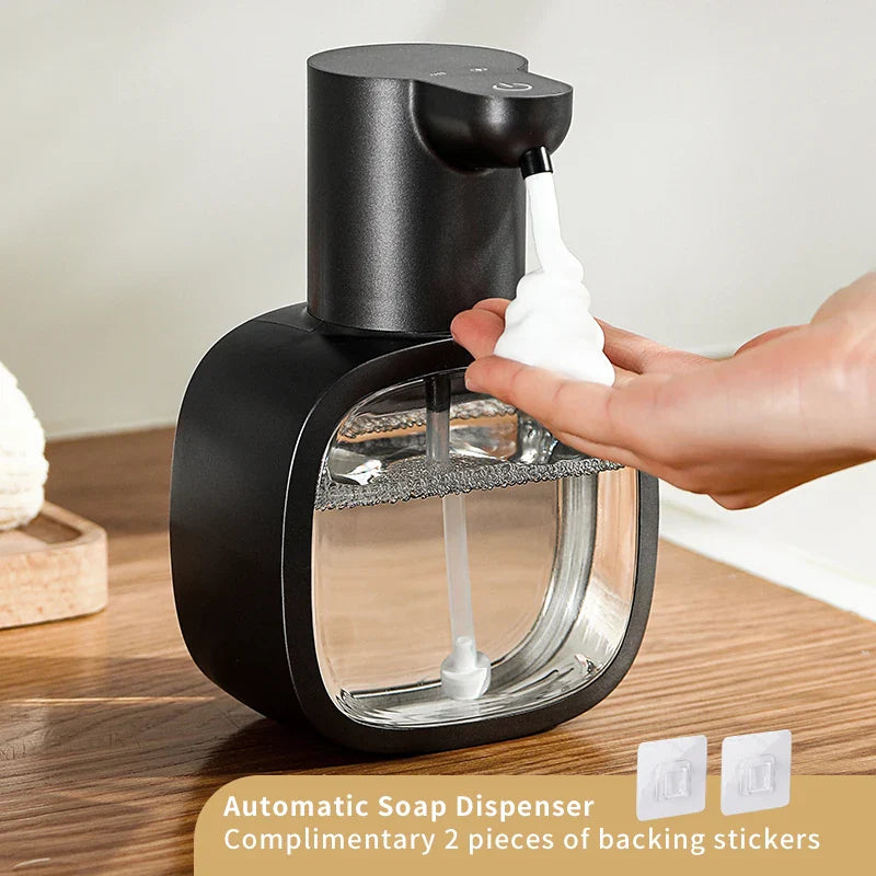 "Eleganter weißer Wand-Seifenspender 500 ml, berührungslos, mit Infrarotsensor und USB-Ladefunktion, ideal für moderne Räume.