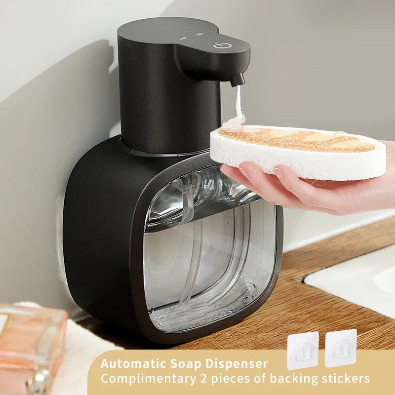 "Eleganter weißer Wand-Seifenspender 500 ml, berührungslos, mit Infrarotsensor und USB-Ladefunktion, ideal für moderne Räume.
