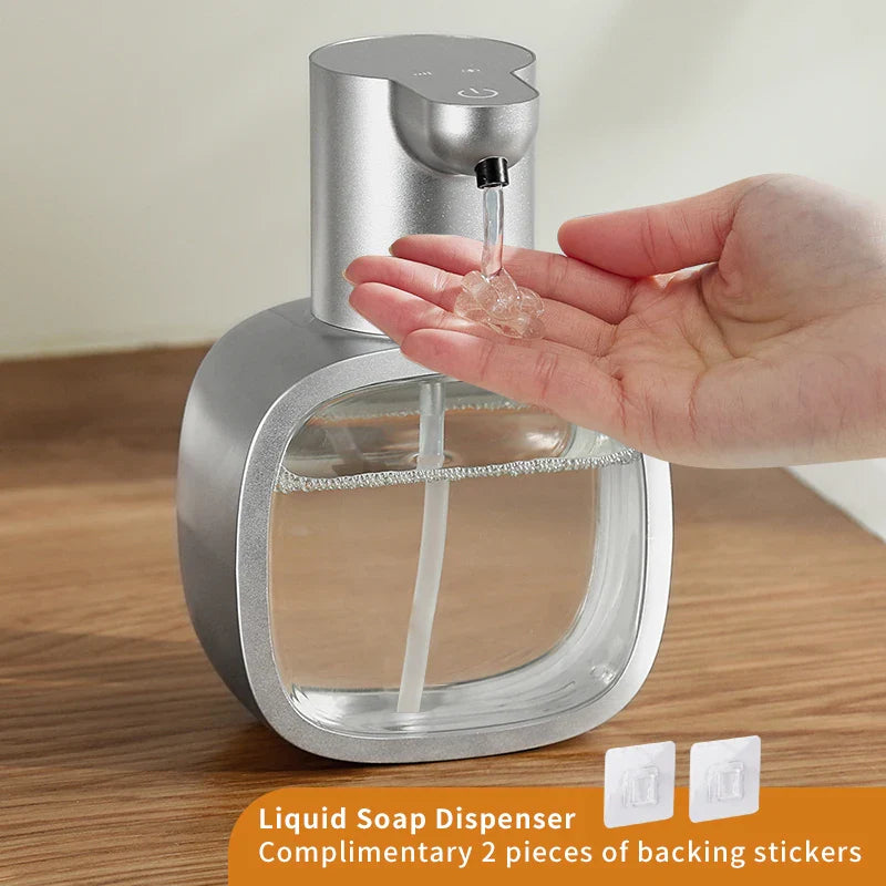 "Eleganter weißer Wand-Seifenspender 500 ml, berührungslos, mit Infrarotsensor und USB-Ladefunktion, ideal für moderne Räume.