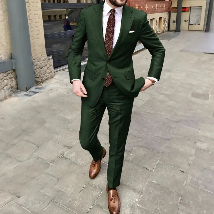 "Eleganter zweiteiliger Herrenanzug in klassischem Schnitt, ideal für Hochzeiten und formelle Anlässe, in Dunkelgrün."