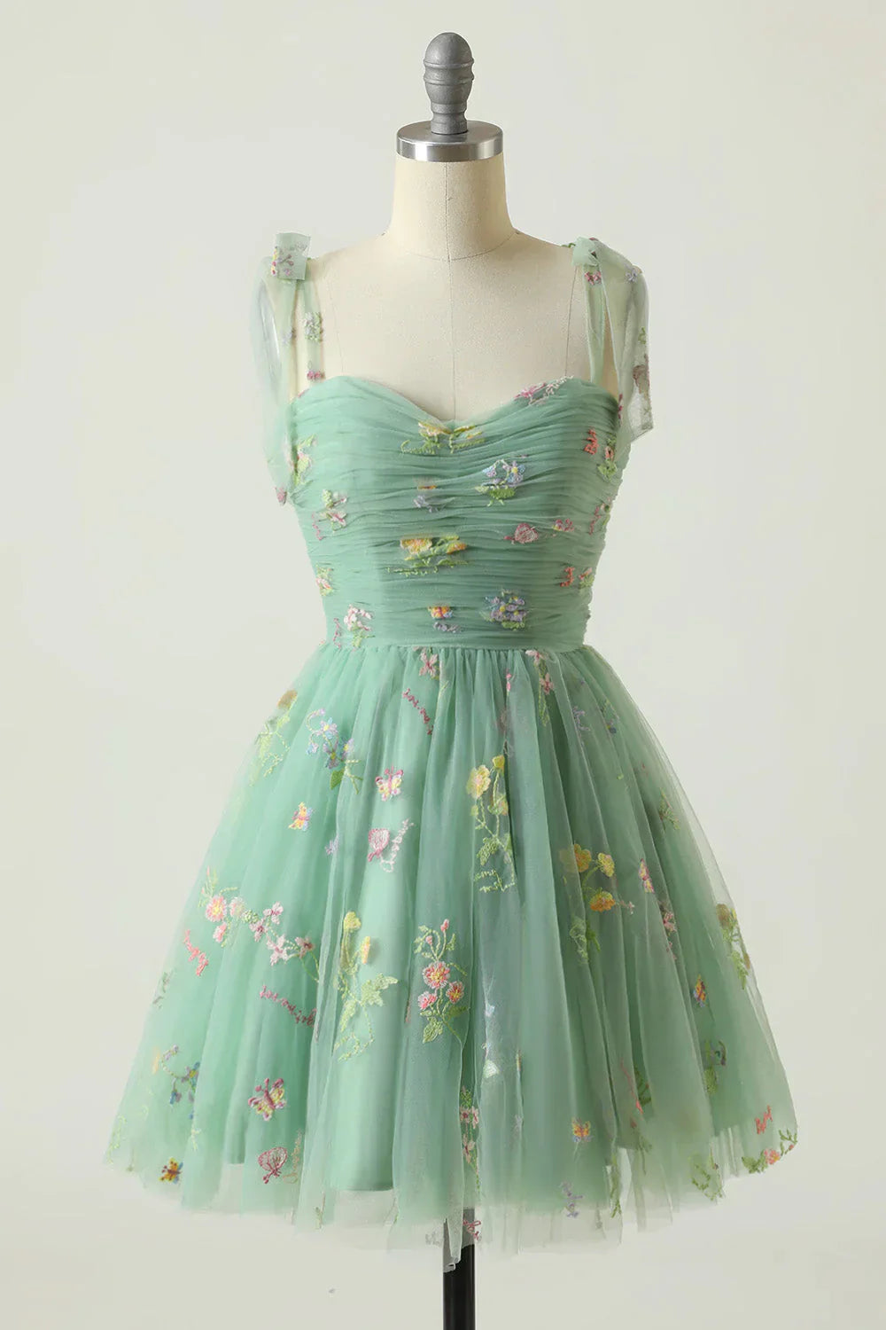 "Elegantes Ballkleid aus besticktem Tüll in Blau mit floralen Stickereien, ideal für festliche Anlässe, in verschiedenen Farb