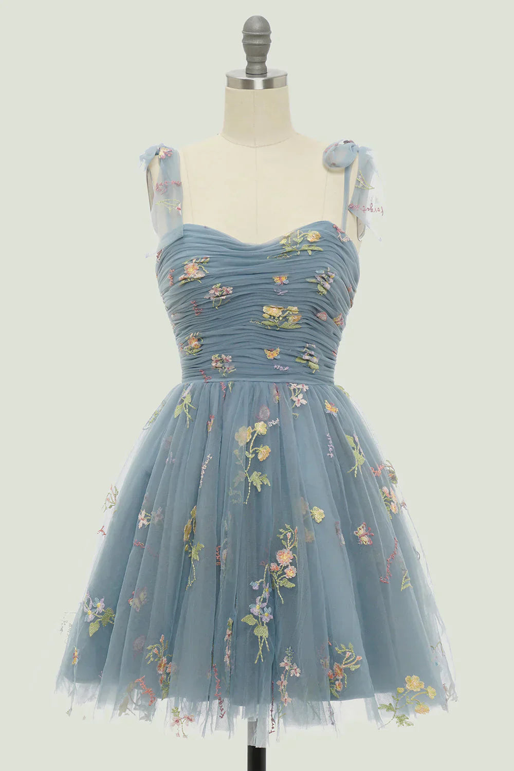 "Elegantes Ballkleid aus besticktem Tüll in Blau mit floralen Stickereien, ideal für festliche Anlässe, in verschiedenen Farb