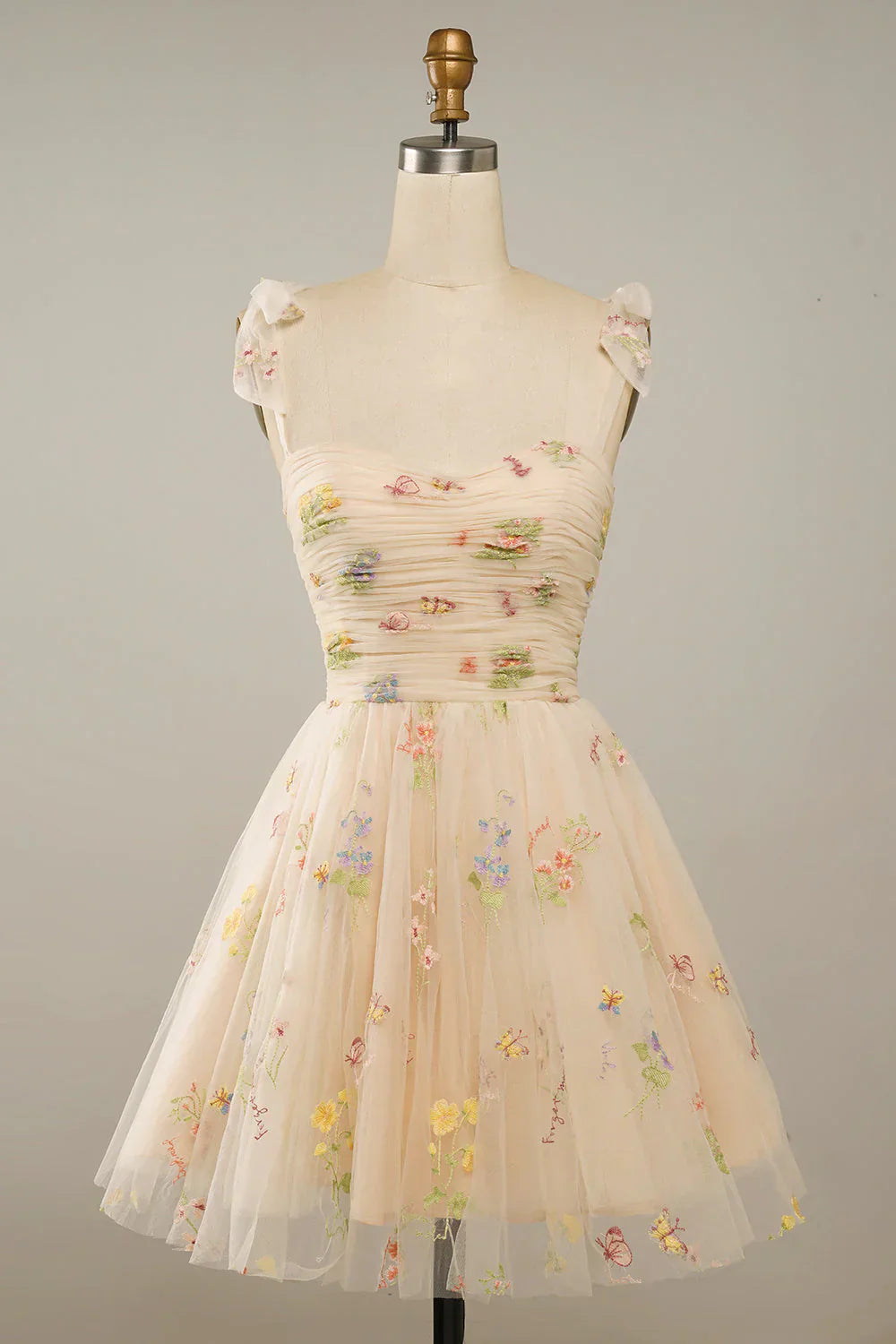 "Elegantes Ballkleid aus besticktem Tüll in Blau mit floralen Stickereien, ideal für festliche Anlässe, in verschiedenen Farb