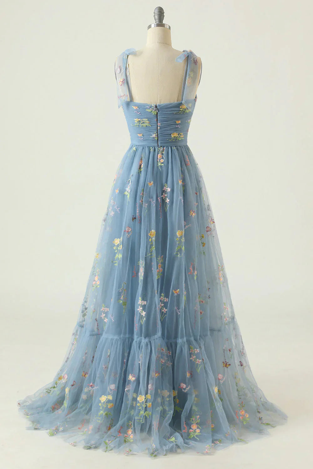 "Elegantes Ballkleid aus besticktem Tüll in Blau mit floralen Stickereien, ideal für festliche Anlässe, in verschiedenen Farb