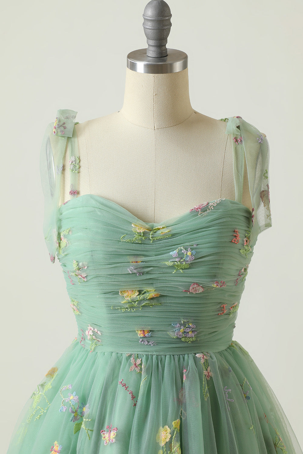 "Elegantes Ballkleid aus besticktem Tüll in Blau mit floralen Stickereien, ideal für festliche Anlässe, in verschiedenen Farb