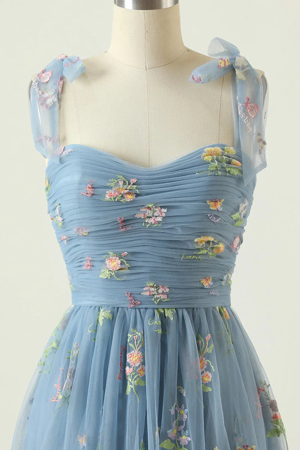 "Elegantes Ballkleid aus besticktem Tüll in Blau mit floralen Stickereien, ideal für festliche Anlässe, in verschiedenen Farb
