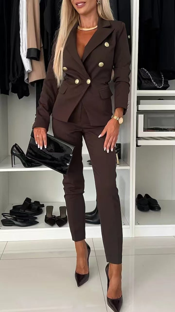 "Elegantes Damen Business-Anzug-Set, Slim Fit, mit doppelter Knopfleiste und goldenen Knöpfen, für berufliche Anlässe."