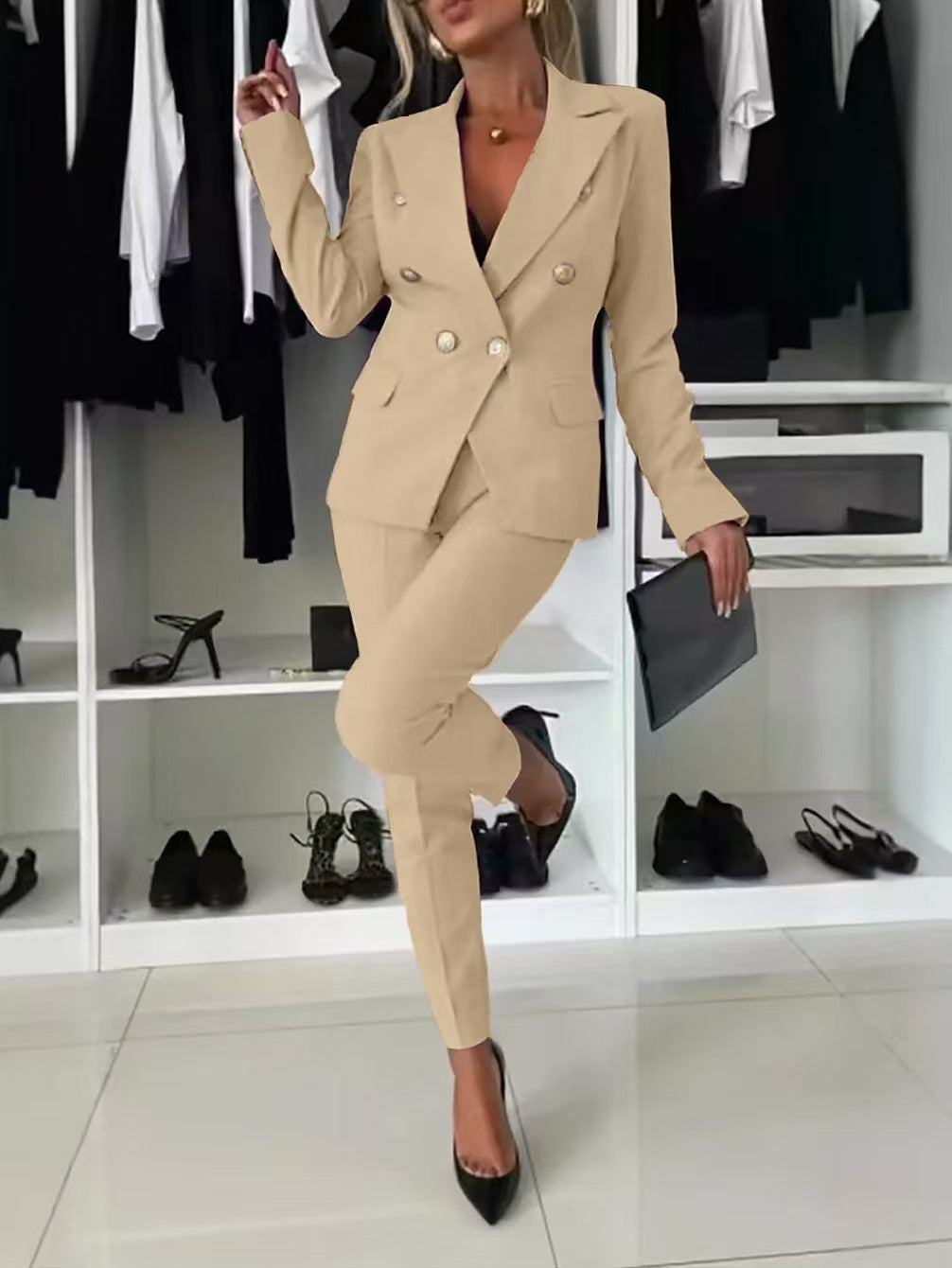 "Elegantes Damen Business-Anzug-Set, Slim Fit, mit doppelter Knopfleiste und goldenen Knöpfen, für berufliche Anlässe."