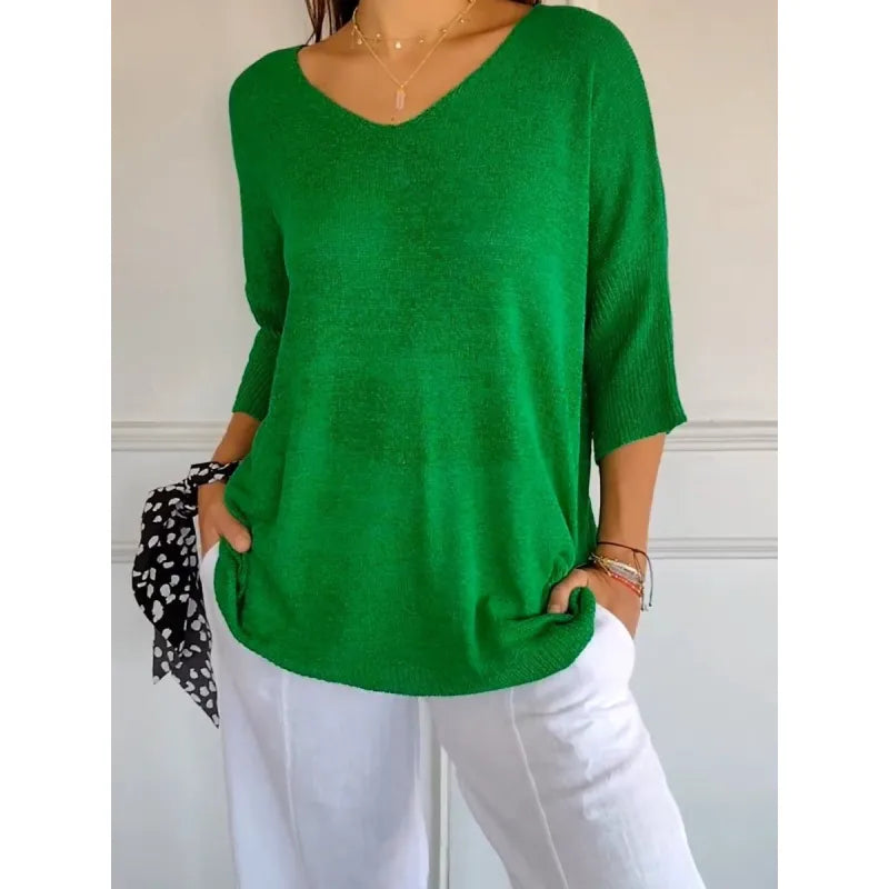 "Elegantes Damen Stricktop mit V-Ausschnitt und 3/4 Ärmeln, stilvoll, vielseitig kombinierbar, ideal für modische Outfits."