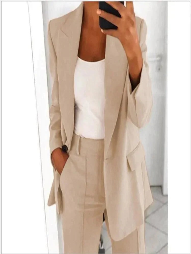 "Elegantes Damen-Arbeitsset mit stilvollem Oberteil und passender Hose, ideal für Büro und formelle Anlässe."