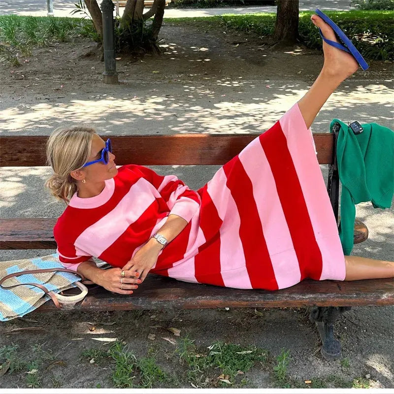 Elegantes Damen-Strickkleid mit Kontrast-Streifendruck, Midilänge, komfortabler Passform für stilvolle Anlässe.