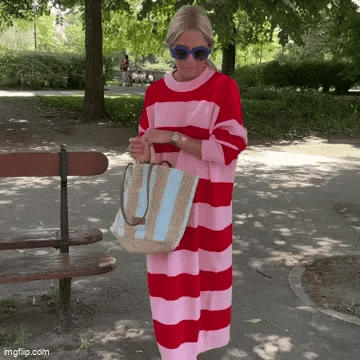 Elegantes Damen-Strickkleid mit Kontrast-Streifendruck, Midilänge, komfortabler Passform für stilvolle Anlässe.