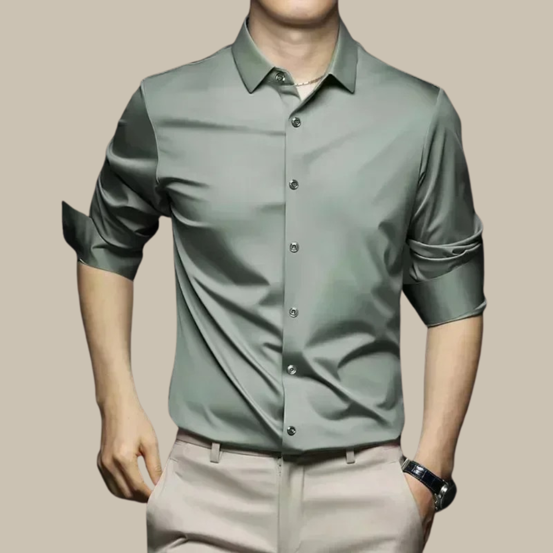 Elegantes Herren-Seidenhemd in blau, mit Knopfleiste, in schlichtem, lässigem Design, perfekt für stilvolle Anlässe.